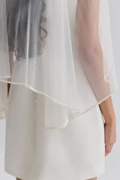 Kort slöja med pärlsöm